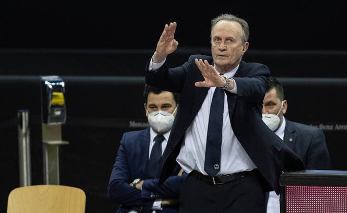 22 04 2021, Berlin, Basketball, 1 Bundesliga, easyCredit BBL, Hauptrunde, 29 Spieltag, Mercedes Benz Arena ALBA Berlin Basketball Loewen Braunschweig ALBAs Head Coach Aito Garcia Reneses stands gesticulating at the edge of the court ALBA Berlin Loewen Braunschweig