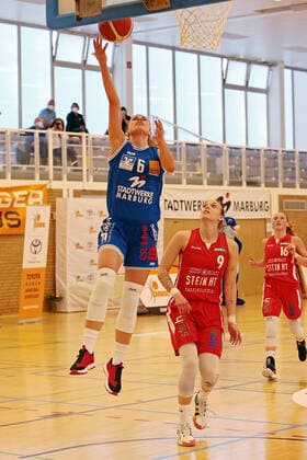 22 04 2021, xovx, Basketball Damen Bundesliga Playoffs Spiel um Platz 3, Spiel 1, BC pharmaserv Marburg Herner TC v l Theresa Simon BC Pharmaserv Marburg , Kristina Topuzovic Herner TC Marburg Sporthalle Georg Gaßmann Stadion Hessen Deutschland DE
