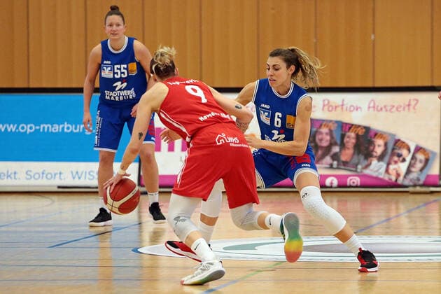 22 04 2021, xovx, Basketball Damen Bundesliga Playoffs Spiel um Platz 3, Spiel 1, BC pharmaserv Marburg Herner TC v l Stephanie Wagner BC Pharmaserv Marburg , Kristina Topuzovic Herner TC , Theresa Simon BC Pharmaserv Marburg Marburg Sporthalle Georg Gaßmann Stadion Hessen Deutschland DE