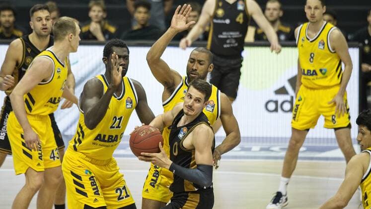 f l Christ Koumadje Alba 21, Lukas Wank Braunschweig 0, 22 04 2021, BBL, Alba Berlin vs Basketball Loewen Braunschweig, at Mercedes Benz Arena, GER, Berlin, 22 04 2021, BBL, Alba vs Basketball Loewen Braunschweig Berlin Copyright: xUwexKoch Eibner-Pressefotox EP_UKH