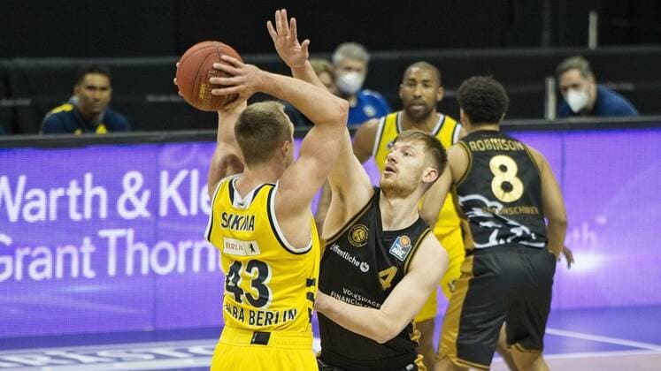 v l Luke Sikma Alba 43, Luc van Slooten Braunschweig 4, 22 04 2021, BBL, Alba Berlin vs Basketball Loewen Braunschweig, at Mercedes Benz Arena, GER, Berlin, 22 04 2021, BBL, Alba vs Basketball Loewen Braunschweig Berlin Copyright: xUwexKoch Eibner-Pressefotox EP_UKH