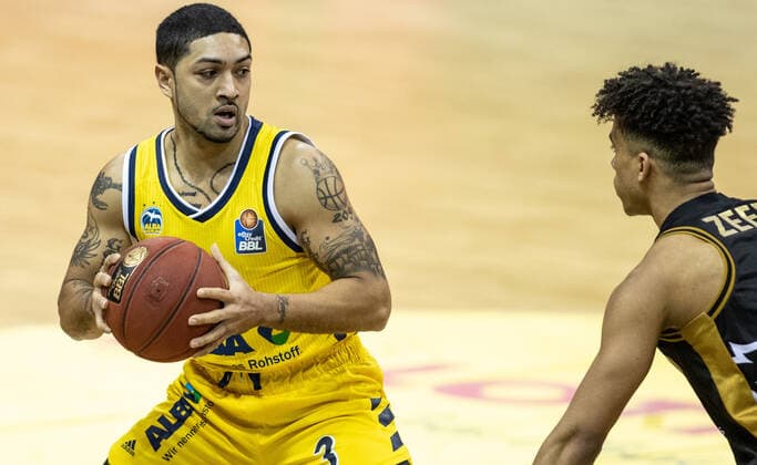 22 04 2021, Berlin, Basketball, 1 Bundesliga, easyCredit BBL, Hauptrunde, 29 Spieltag, Mercedes Benz Arena ALBA Berlin Basketball Loewen Braunschweig ALBAs Peyton Siva l fights for the ball against Garai Zeeb of Loewen Braunschweig ALBA Berlin Loewen Braunschweig
