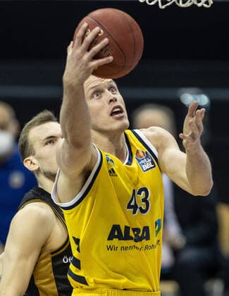 22 04 2021, Berlin, Basketball, 1 Bundesliga, easyCredit BBL, Hauptrunde, 29 Spieltag, Mercedes Benz Arena ALBA Berlin Basketball Loewen Braunschweig ALBAs Luke Sikma jumps with the ball to the basket ALBA Berlin Loewen Braunschweig
