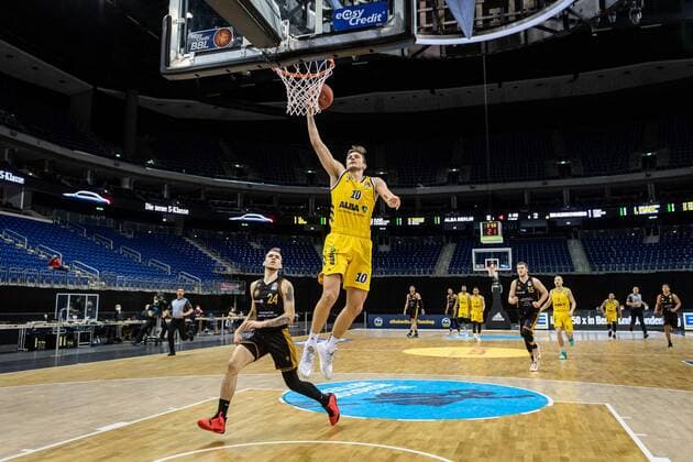 Basketball Berlin 22 04 2021 1 Bundesliga easyCredit BBL BBL Season 2020 2021 Alba Berlin Basketball Löwen Braunschweig Tim Schneider Alba Berlin, No 10 Arnas Velicka Braunschweig, No 24