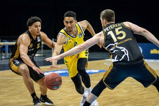 Basketball Berlin 22 04 2021 1 Bundesliga easyCredit BBL BBL Season 2020 2021 Alba Berlin Basketball Löwen Braunschweig Maodo Lo Alba Berlin, No 00 Martin Peterka Braunschweig, No 15 James Robinson Braunschweig, No 08