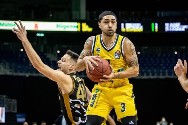 Basketball Berlin 22 04 2021 1 Bundesliga easyCredit BBL BBL Season 2020 2021 Alba Berlin Basketball Löwen Braunschweig Peyton Siva Alba Berlin, No 03 Benedikt Turudic Braunschweig, No 44