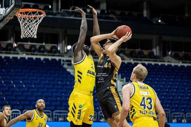 Basketball Berlin 22 04 2021 1 Bundesliga easyCredit BBL BBL Season 2020 2021 Alba Berlin Basketball Löwen Braunschweig Benedikt Turudic Braunschweig, No 44 Christ Koumadje Alba Berlin, No 21 Luke Sikma Alba Berlin, No 43
