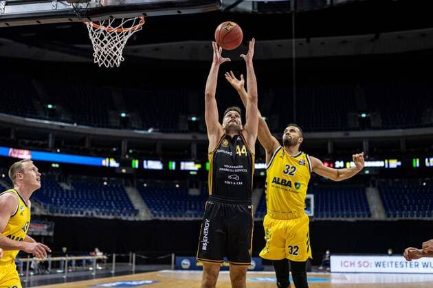 Basketball Berlin 22 04 2021 1 Bundesliga easyCredit BBL BBL Season 2020 2021 Alba Berlin Basketball Löwen Braunschweig Benedikt Turudic Braunschweig, No 44 Johannes Thiemann Alba Berlin, No 32