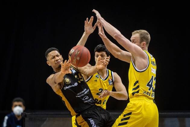 Basketball Berlin 22 04 2021 1 Bundesliga easyCredit BBL BBL Season 2020 2021 Alba Berlin Basketball Löwen Braunschweig Karim Jallow Braunschweig, No 35 Simone Fontecchio Alba Berlin, No 20 Luke Sikma Alba Berlin, No 43