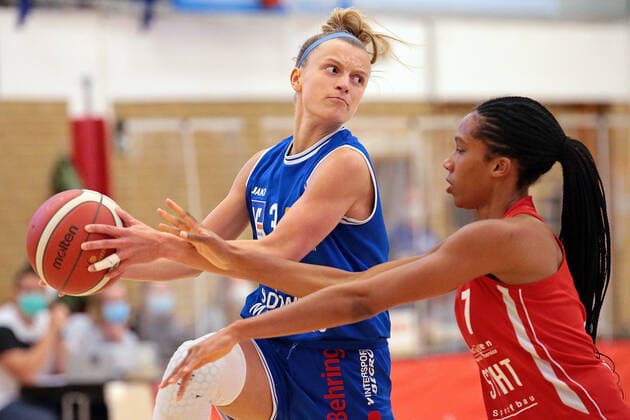 22 04 2021, xovx, Basketball Damen Bundesliga Playoffs Spiel um Platz 3, Spiel 1, BC pharmaserv Marburg Herner TC v l Alexandra Wilke BC Pharmaserv Marburg , Dayna Rouse Herner TC Marburg Sporthalle Georg Gaßmann Stadion Hessen Deutschland DE