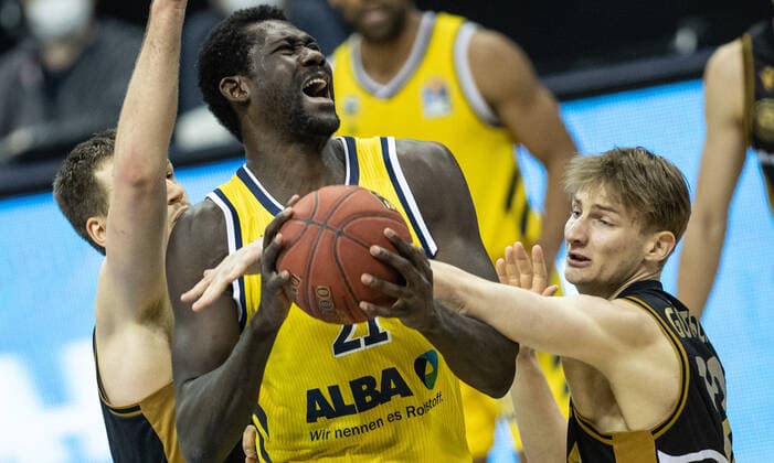 22 04 2021, Berlin, Basketball, 1 Bundesliga, easyCredit BBL, Hauptrunde, 29 Spieltag, Mercedes Benz Arena ALBA Berlin Basketball Loewen Braunschweig ALBAs Jean Marc Christ Koumadje M fights for the ball against Jannik Goettsche of Loewen Braunschweig ALBA Berlin Loewen Braunschweig