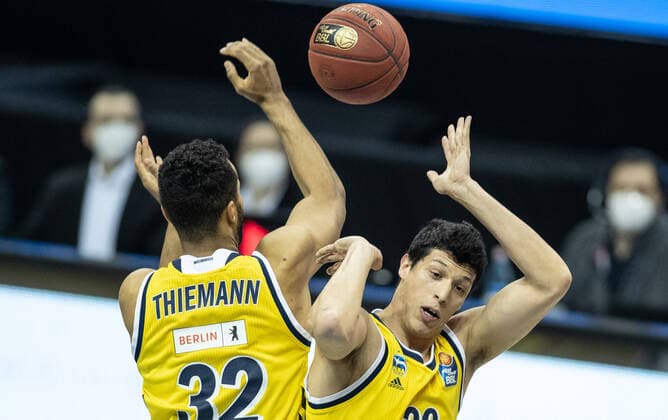 22 04 2021, Berlin, Basketball, 1 Bundesliga, easyCredit BBL, Hauptrunde, 29 Spieltag, Mercedes Benz Arena ALBA Berlin Basketball Loewen Braunschweig ALBAs Johannes Thiemann l and teammate Simone Fontecchio take the ball ALBA Berlin Loewen Braunschweig