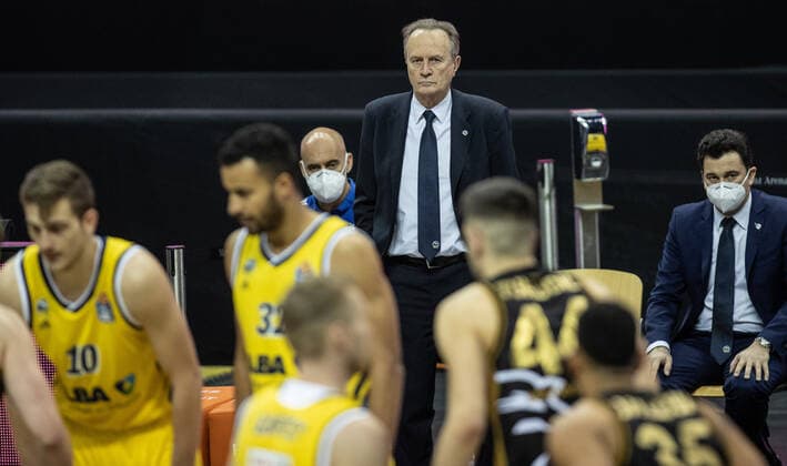 22 04 2021, Berlin, Basketball, 1 Bundesliga, easyCredit BBL, Hauptrunde, 29 Spieltag, Mercedes Benz Arena ALBA Berlin Basketball Loewen Braunschweig ALBAs athletic trainer Pepe Silva Moreno l r , head coach Aito Garcia Reneses and co-trainer Israel Gonzalez watch the game ALBA Berlin Loewen Braunschweig