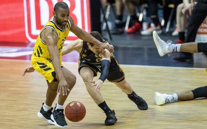 22 04 2021, Berlin, Basketball, 1 Bundesliga, easyCredit BBL, Hauptrunde, 29 Spieltag, Mercedes Benz Arena ALBA Berlin Basketball Loewen Braunschweig ALBAs Jayson Granger l fights Lukas Wank of Loewen Braunschweig for the ball ALBA Berlin Loewen Braunschweig