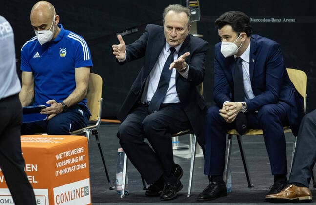 22 04 2021, Berlin, Basketball, 1 Bundesliga, easyCredit BBL, Hauptrunde, 29 Spieltag, Mercedes Benz Arena ALBA Berlin Basketball Loewen Braunschweig ALBAs athletic trainer Pepe Silva Moreno l r , head coach Aito Garcia Reneses and co-trainer Israel Gonzalez watch the game ALBA Berlin Loewen Braunschweig
