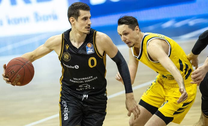 22 04 2021, Berlin, Basketball, 1 Bundesliga, easyCredit BBL, Hauptrunde, 29 Spieltag, Mercedes Benz Arena ALBA Berlin Basketball Loewen Braunschweig Lukas Wank of Loewen Braunschweig fights ALBAs Marcus Eriksson r for the ball ALBA Berlin Loewen Braunschweig