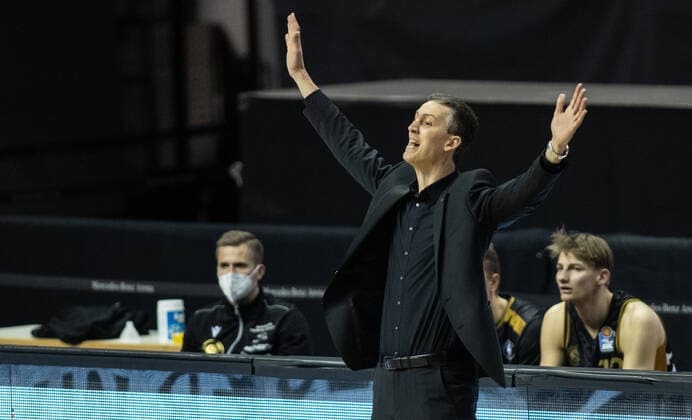 22 04 2021, Berlin, Basketball, 1 Bundesliga, easyCredit BBL, Hauptrunde, 29 Spieltag, Mercedes Benz Arena ALBA Berlin Basketball Loewen Braunschweig Head Coach Pete Strobl of Loewen Braunschweig stands gesticulating at the edge of the court ALBA Berlin Loewen Braunschweig