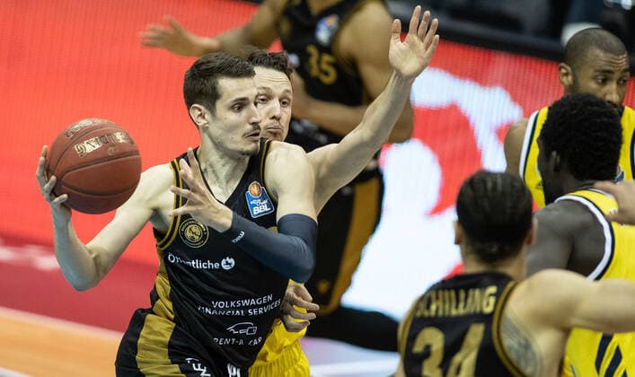 22 04 2021, Berlin, Basketball, 1 Bundesliga, easyCredit BBL, Hauptrunde, 29 Spieltag, Mercedes Benz Arena ALBA Berlin Basketball Loewen Braunschweig Lukas Wank l of Loewen Braunschweig fights ALBAs Marcus Eriksson for the ball ALBA Berlin Loewen Braunschweig