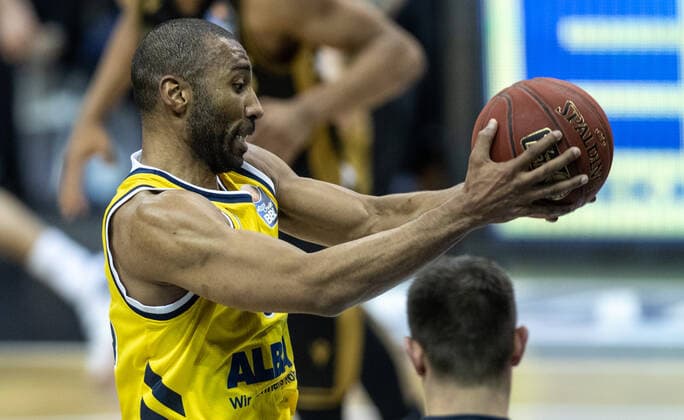 22 04 2021, Berlin, Basketball, 1 Bundesliga, easyCredit BBL, Hauptrunde, 29 Spieltag, Mercedes Benz Arena ALBA Berlin Basketball Loewen Braunschweig ALBAs Jayson Granger catches the ball ALBA Berlin Loewen Braunschweig