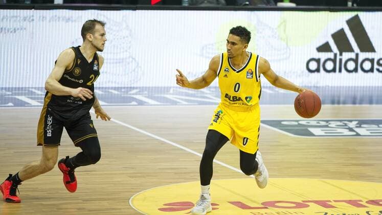 v l Arnas Velicka Braunschweig 24, Maodo Lo Alba 0,22 04 2021, BBL, Alba Berlin vs Basketball Loewen Braunschweig, at Mercedes Benz Arena, GER, Berlin, 22 04 2021, BBL, Alba vs Basketball Loewen Braunschweig Berlin Copyright: xUwexKoch Eibner-Pressefotox EP_UKH