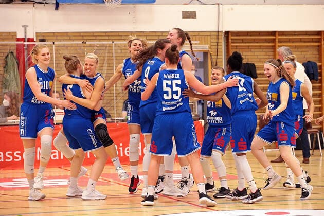 22 04 2021, xovx, Basketball Damen Bundesliga Playoffs Spiel um Platz 3, Spiel 1, BC pharmaserv Marburg Herner TC The players of BC Marburg celebrate the 82 41 victory against Herner TV Marburg Sporthalle Georg Gaßmann Stadion Hessen Germany EN