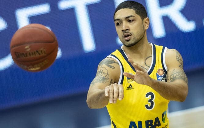 22 04 2021, Berlin, Basketball, 1 Bundesliga, easyCredit BBL, Hauptrunde, 29 Spieltag, Mercedes Benz Arena ALBA Berlin Basketball Loewen Braunschweig ALBAs Peyton Siva plays the ball ALBA Berlin Loewen Braunschweig