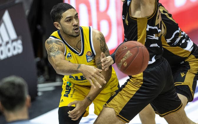 22 04 2021, Berlin, Basketball, 1 Bundesliga, easyCredit BBL, Hauptrunde, 29 Spieltag, Mercedes Benz Arena ALBA Berlin Basketball Loewen Braunschweig ALBAs Peyton Siva plays the ball ALBA Berlin Loewen Braunschweig