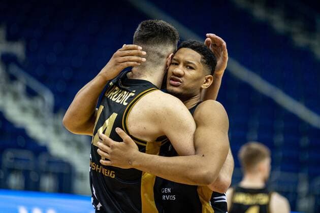 Basketball Berlin 22 04 2021 1 Bundesliga easyCredit BBL BBL Season 2020 2021 Alba Berlin Basketball Lions Braunschweig Cheers Braunschweig Karim Jallow Braunschweig, No 35 Benedikt Turudic Braunschweig, No 44