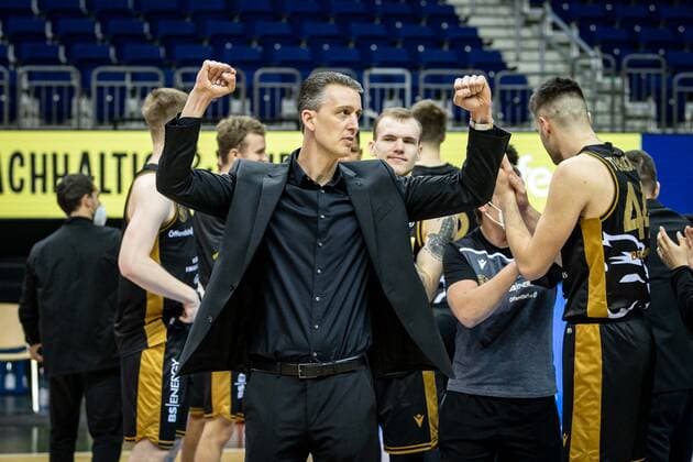 Basketball Berlin 22 04 2021 1 Bundesliga easyCredit BBL BBL season 2020 2021 Alba Berlin Basketball Lions Braunschweig cheer Braunschweig Pete Strobl Braunschweig, coach and other