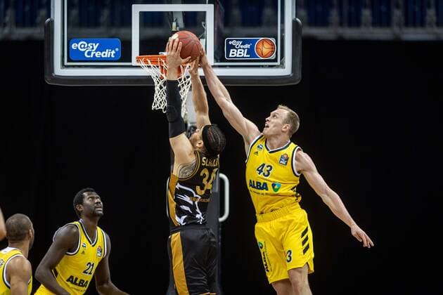 Basketball Berlin 22 04 2021 1 Bundesliga easyCredit BBL BBL Season 2020 2021 Alba Berlin Basketball Löwen Braunschweig Luke Sikma Alba Berlin, No 43 Gavin Schilling Braunschweig, No 34