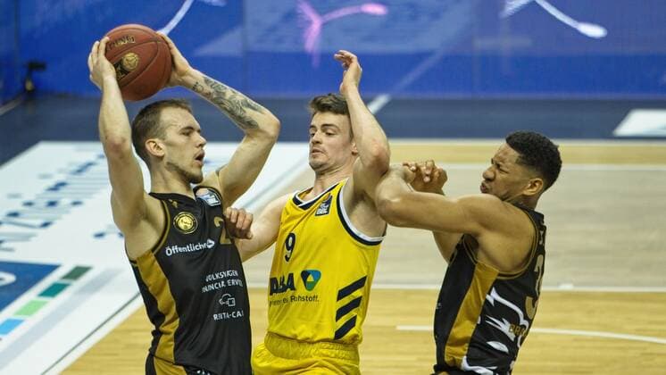 v l Arnas Velicka Braunschweig 24, Jonas Mattisseck Alba 9, Karim Jallow Braunschweig 35, 22 04 2021, BBL, Alba Berlin vs Basketball Loewen Braunschweig, at Mercedes Benz Arena, GER, Berlin, 22 04 2021, BBL, Alba vs Basketball Loewen Braunschweig Berlin Copyright: xUwexKoch Eibner-Pressefotox EP_UKH