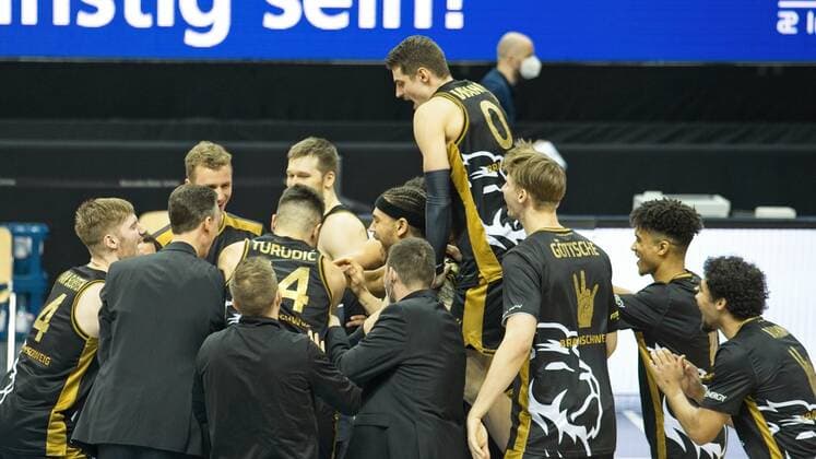 Cheers and joy for the Braunschweig team , Lukas Wank Braunschweig 0,22 04 2021, BBL, Alba Berlin vs Basketball Loewen Braunschweig, at Mercedes Benz Arena, GER, Berlin, 22 04 2021, BBL, Alba vs Basketball Loewen Braunschweig Berlin Copyright: xUwexKoch Eibner-Pressefotox EP_UKH