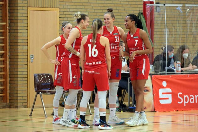 22 04 2021, xovx, Basketball Damen Bundesliga Playoffs Spiel um Platz 3, Spiel 1, BC pharmaserv Marburg Herner TC v l Jule Groll Herner TC , Kristina Topuzovic Herner TC , Chloe Bully Herner TC , Sarah Polleros Herner TC , Dayna Rouse Herner TC Marburg Sporthalle Georg Gaßmann Stadion Hessen Deutschland DE