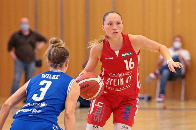 22 04 2021, xovx, Basketball Damen Bundesliga Playoffs Spiel um Platz 3, Spiel 1, BC pharmaserv Marburg Herner TC v l Alexandra Wilke BC Pharmaserv Marburg , Chloe Bully Herner TC Marburg Sporthalle Georg Gaßmann Stadion Hessen Deutschland DE