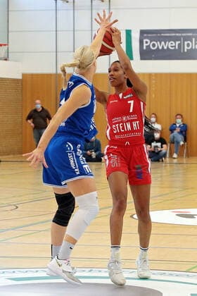 22 04 2021, xovx, Basketball Damen Bundesliga Playoffs Spiel um Platz 3, Spiel 1, BC pharmaserv Marburg Herner TC v l Marie Bertholdt BC Pharmaserv Marburg , Dayna Rouse Herner TC Marburg Sporthalle Georg Gaßmann Stadion Hessen Deutschland DE