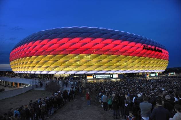 Will Munich remain European Championship host The European Football Union has increased the pressure on the German European Championship location Munich and set a deadline for a spectator guarantee. Today, 23 04, the Uefa wants to decide whether Munich will remain the venue for three preliminary round matches and a quarter-final, Archive photo Allianz Arena shines in the colors black red gold Overview, exterior lighting, light Football international match, friendly match, Germany GER Italy ITA 4 1, on 29 03 2016 in MUNICH A L L I A N Z A R E N A