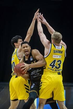 Basketball Berlin 22 04 2021 1 Bundesliga easyCredit BBL BBL Season 2020 2021 Alba Berlin Basketball Löwen Braunschweig Karim Jallow Braunschweig, No 35 Luke Sikma Alba Berlin, No 43 Simone Fontecchio Alba Berlin, No 20