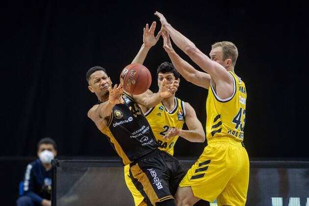 Basketball Berlin 22 04 2021 1 Bundesliga easyCredit BBL BBL Season 2020 2021 Alba Berlin Basketball Löwen Braunschweig Karim Jallow Braunschweig, No 35 Luke Sikma Alba Berlin, No 43 Simone Fontecchio Alba Berlin, No 20
