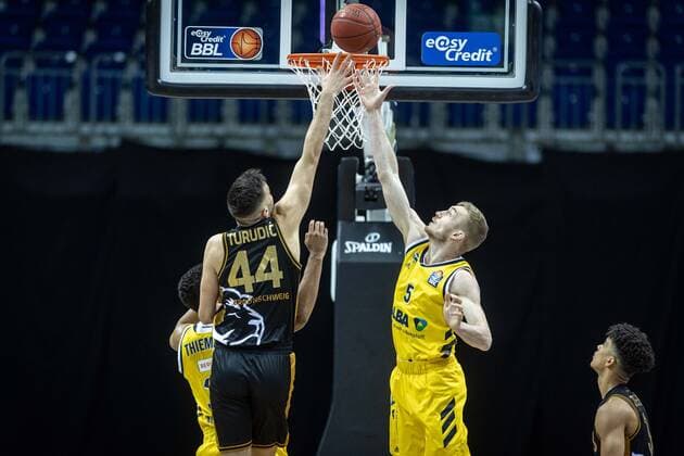 Basketball Berlin 22 04 2021 1 Bundesliga easyCredit BBL BBL Season 2020 2021 Alba Berlin Basketball Löwen Braunschweig Niels Giffey Alba Berlin, No 05 Benedikt Turudic Braunschweig, No 44