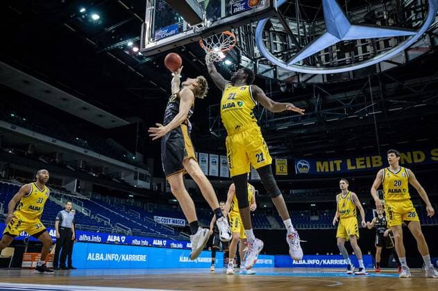 Basketball Berlin 22 04 2021 1 Bundesliga easyCredit BBL BBL Season 2020 2021 Alba Berlin Basketball Löwen Braunschweig Jannik Göttsche Braunschweig, No 12 Christ Koumadje Alba Berlin, No 21