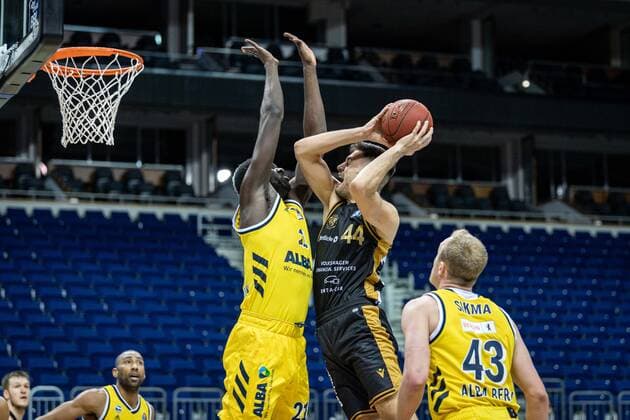 Basketball Berlin 22 04 2021 1 Bundesliga easyCredit BBL BBL Season 2020 2021 Alba Berlin Basketball Löwen Braunschweig Benedikt Turudic Braunschweig, No 44 Christ Koumadje Alba Berlin, No 21 Luke Sikma Alba Berlin, No 43