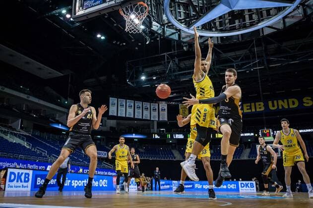 Basketball Berlin 22 04 2021 1 Bundesliga easyCredit BBL BBL Season 2020 2021 Alba Berlin Basketball Löwen Braunschweig bbbs13 Johannes Thiemann Alba Berlin, No 32 Benedikt Turudic Braunschweig, No 44
