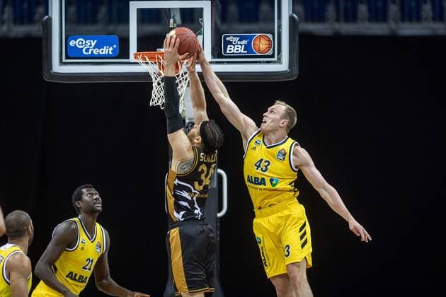Basketball Berlin 22 04 2021 1 Bundesliga easyCredit BBL BBL Season 2020 2021 Alba Berlin Basketball Löwen Braunschweig Gavin Schilling Braunschweig, No 34 Luke Sikma Alba Berlin, No 43