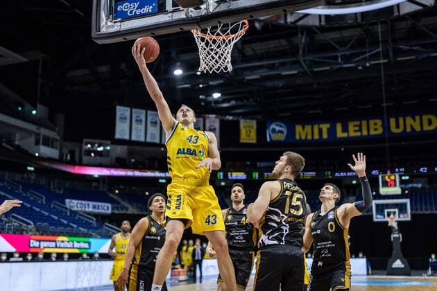 Basketball Berlin 22 04 2021 1 Bundesliga easyCredit BBL BBL Season 2020 2021 Alba Berlin Basketball Löwen Braunschweig Luke Sikma Alba Berlin, No 43 Martin Peterka Braunschweig, No 15