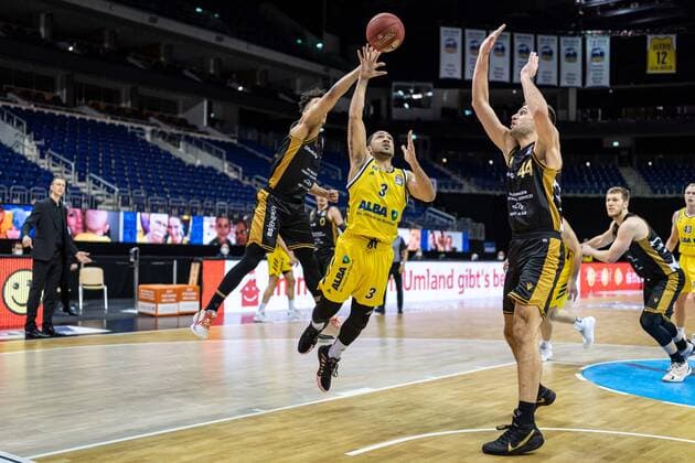 Basketball Berlin 22 04 2021 1 Bundesliga easyCredit BBL BBL Season 2020 2021 Alba Berlin Basketball Lions Braunschweig Peyton Siva Alba Berlin, No 03 Garai Zeeb Braunschweig, No 03 li Benedikt Turudic Braunschweig, No 44