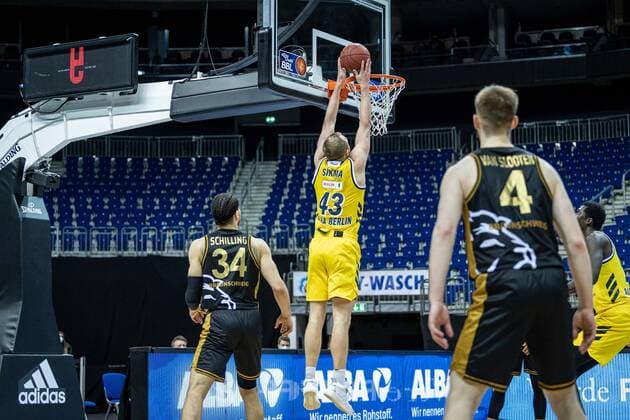 Basketball Berlin 22 04 2021 1 Bundesliga easyCredit BBL BBL Season 2020 2021 Alba Berlin Basketball Löwen Braunschweig Luke Sikma Alba Berlin, No 43 Gavin Schilling Braunschweig, No 34