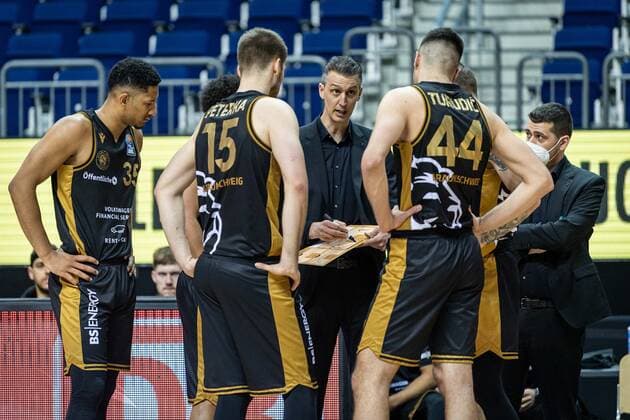Basketball Berlin 22 04 2021 1 Bundesliga easyCredit BBL BBL Season 2020 2021 Alba Berlin Basketball Löwen Braunschweig Pete Strobl Braunschweig, Coach Benedikt Turudic Braunschweig, No 44 Martin Peterka Braunschweig, No 15