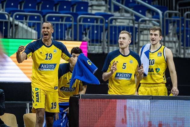Basketball Berlin 22 04 2021 1 Bundesliga easyCredit BBL BBL Season 2020 2021 Alba Berlin Basketball Löwen Braunschweig Louis Olinde Alba Berlin, No 19 Niels Giffey Alba Berlin, No 05 Tim Schneider Alba Berlin, No 10 Jubel