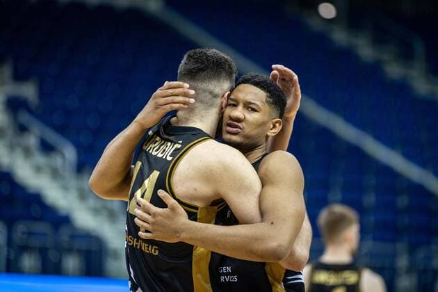 Basketball Berlin 22 04 2021 1 Bundesliga easyCredit BBL BBL Season 2020 2021 Alba Berlin Basketball Löwen Braunschweig Benedikt Turudic Braunschweig, No 44 Karim Jallow Braunschweig, No 35 Cheers