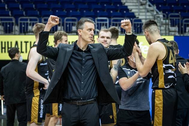 Basketball Berlin 22 04 2021 1 Bundesliga easyCredit BBL BBL Season 2020 2021 Alba Berlin Basketball Löwen Braunschweig Jubel Team Braunschweig Pete Strobl Braunschweig, coach